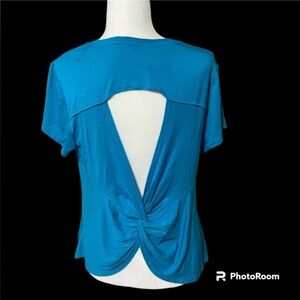 Super cute keyhole twist back top